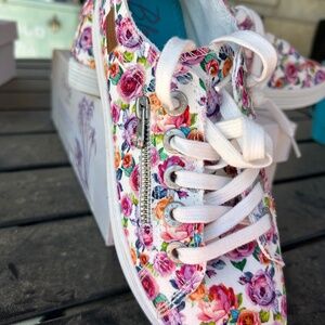 Tennis shoes zipper side, shoe strings flowers